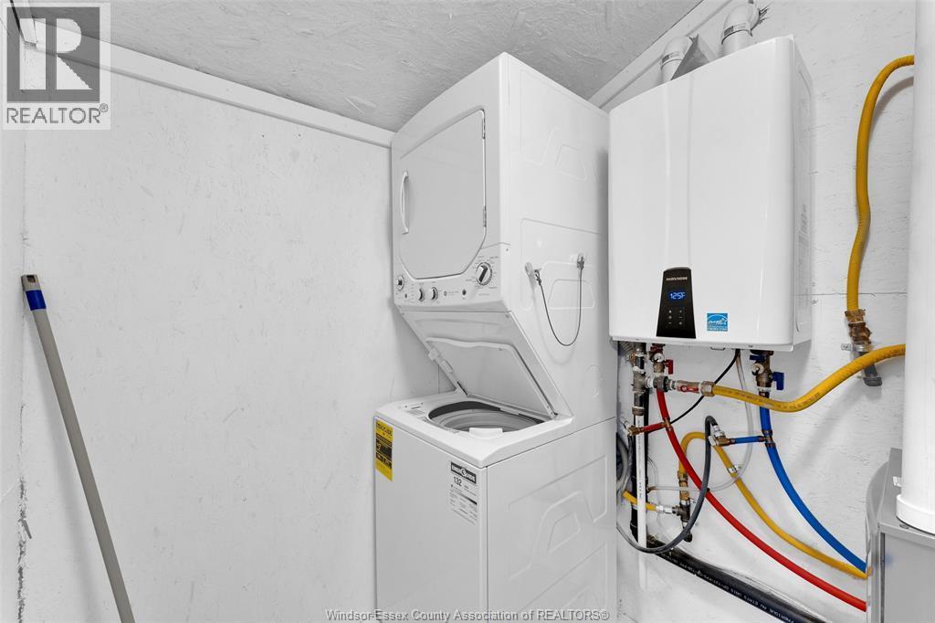 56 Parkside Dr, Mcgregor, ON - Indoor Photo Showing Laundry Room