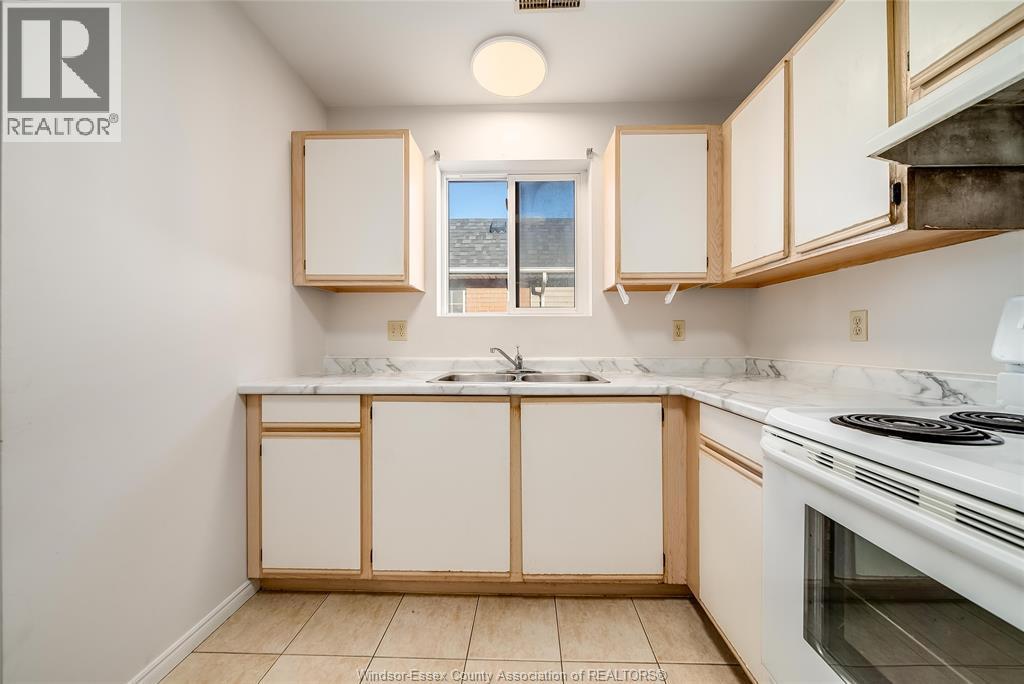 1970 Daytona, Windsor, ON - Indoor Photo Showing Kitchen With Double Sink