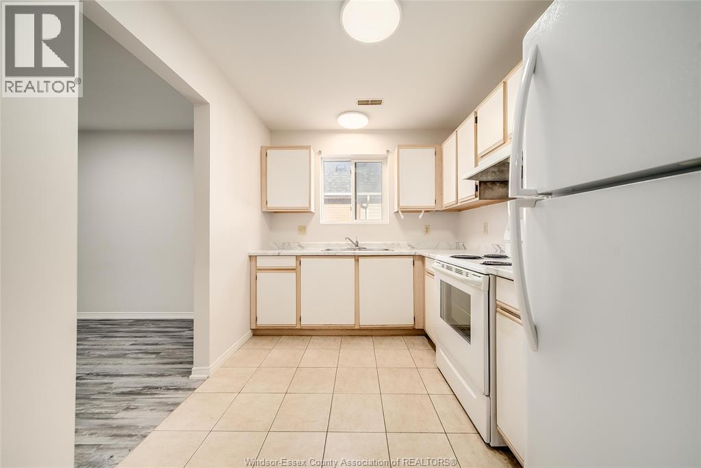 1970 Daytona, Windsor, ON - Indoor Photo Showing Kitchen
