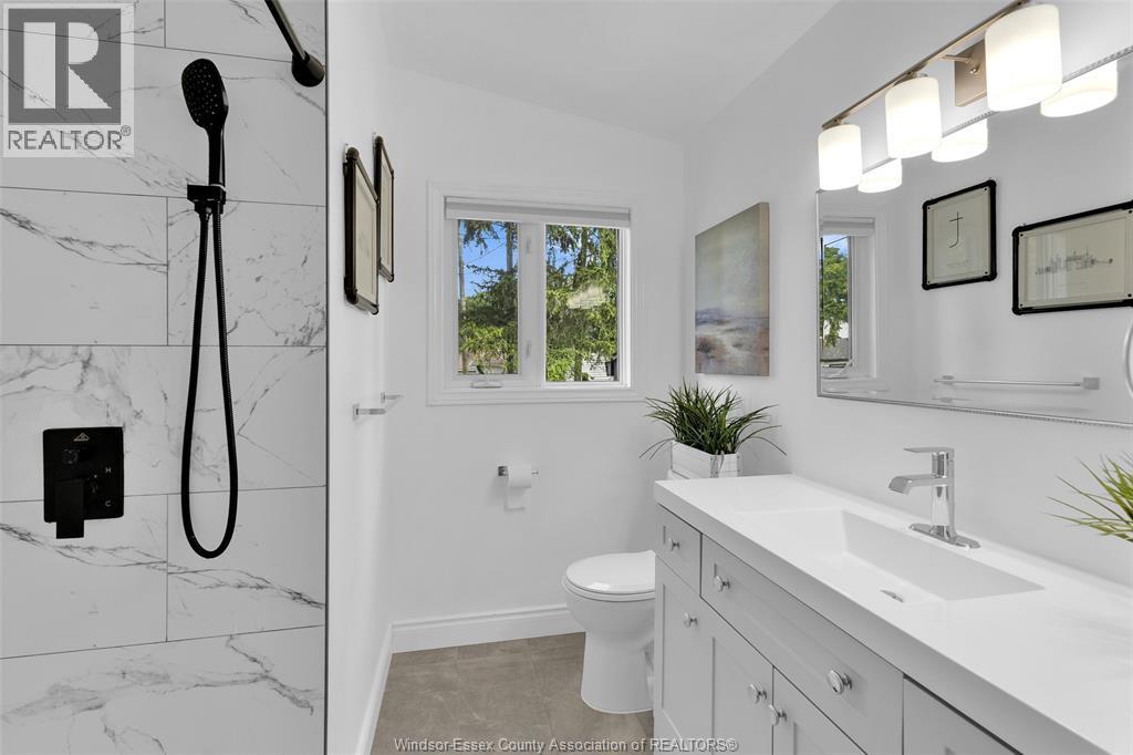 1150 Cabana Road West, Windsor, ON - Indoor Photo Showing Bathroom
