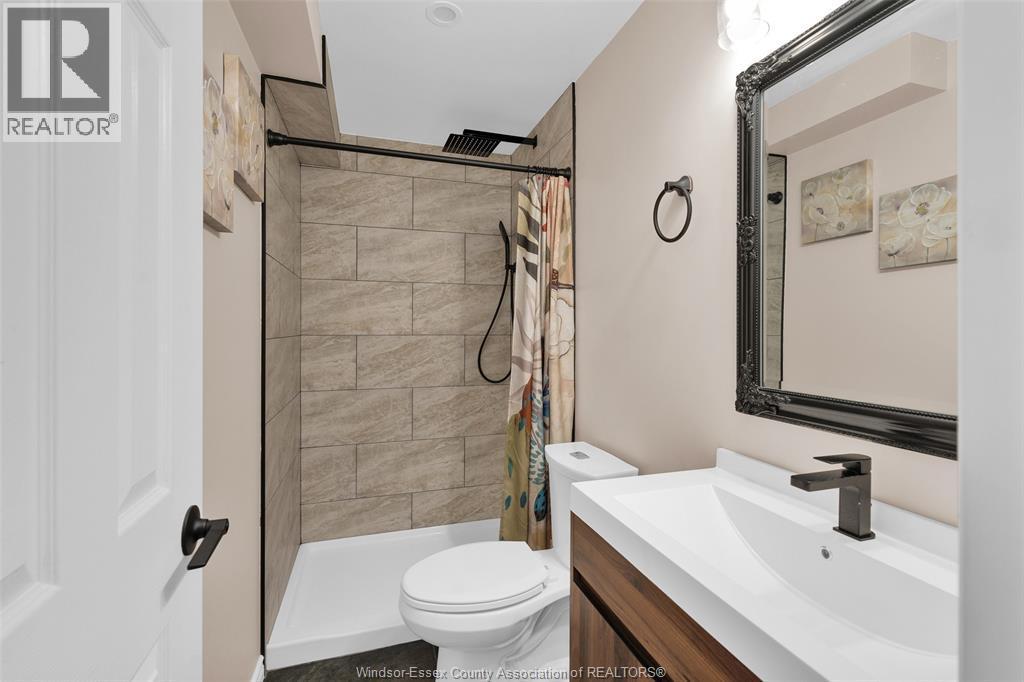 1150 Cabana Road West, Windsor, ON - Indoor Photo Showing Bathroom