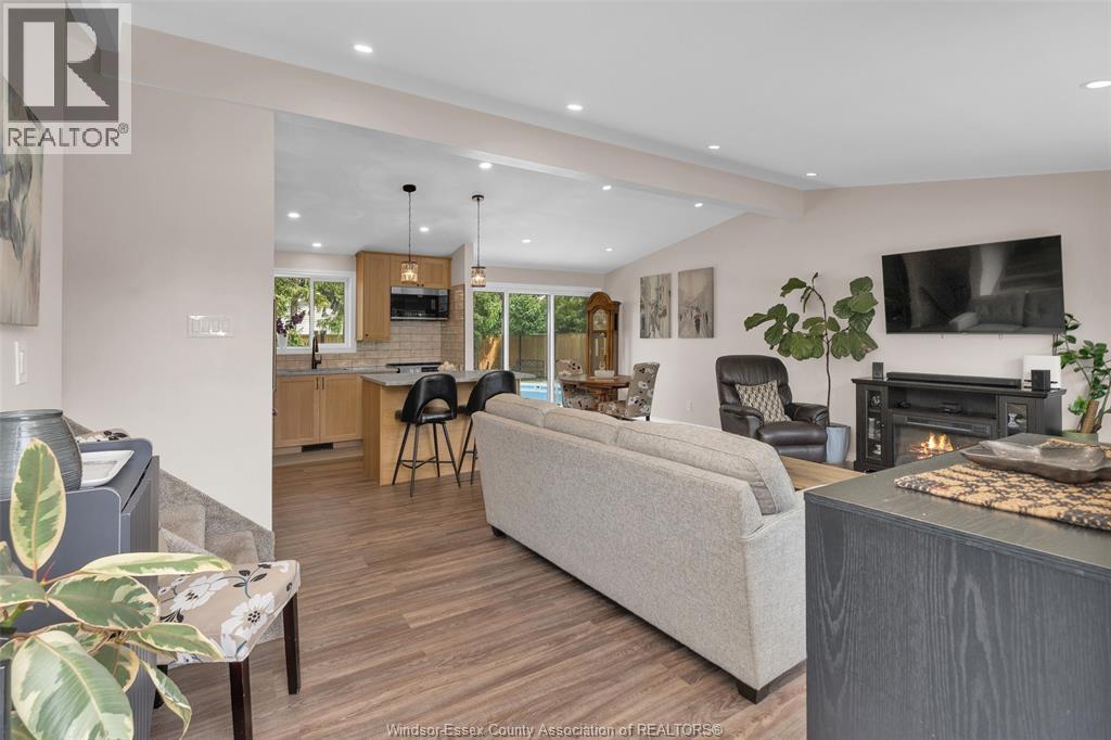 1150 Cabana Road West, Windsor, ON - Indoor Photo Showing Living Room