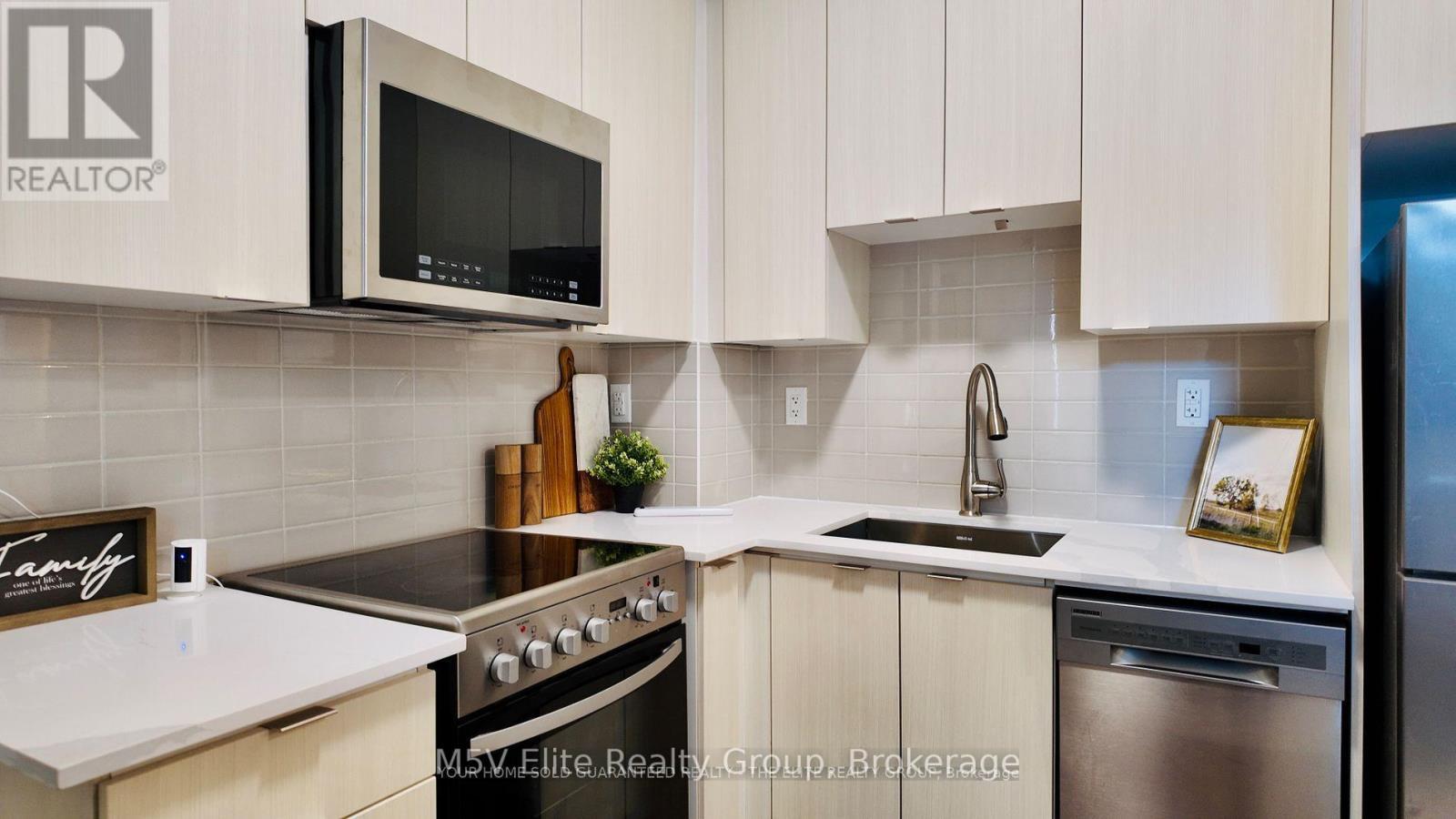 103 - 5155 Sheppard Avenue E, Toronto, ON - Indoor Photo Showing Kitchen With Upgraded Kitchen