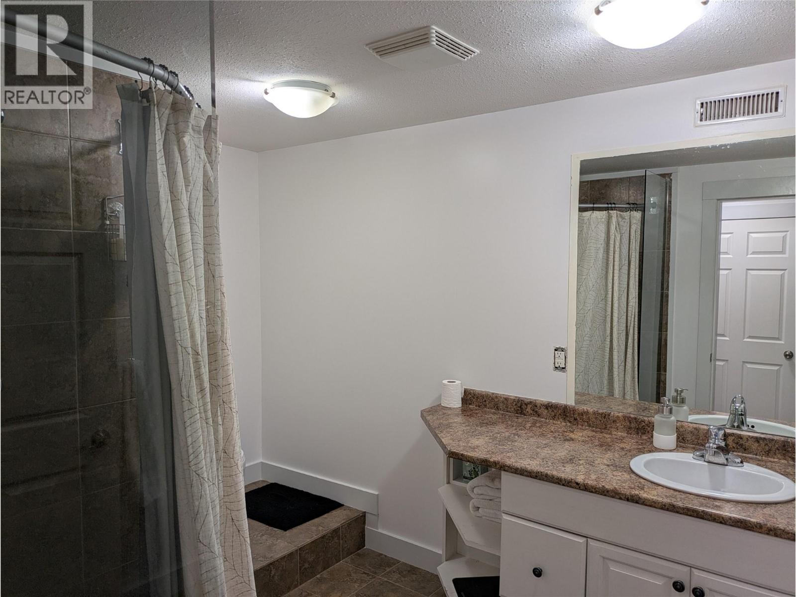 Lower Level - 3576 Rose Road, Kelowna, BC - Indoor Photo Showing Bathroom