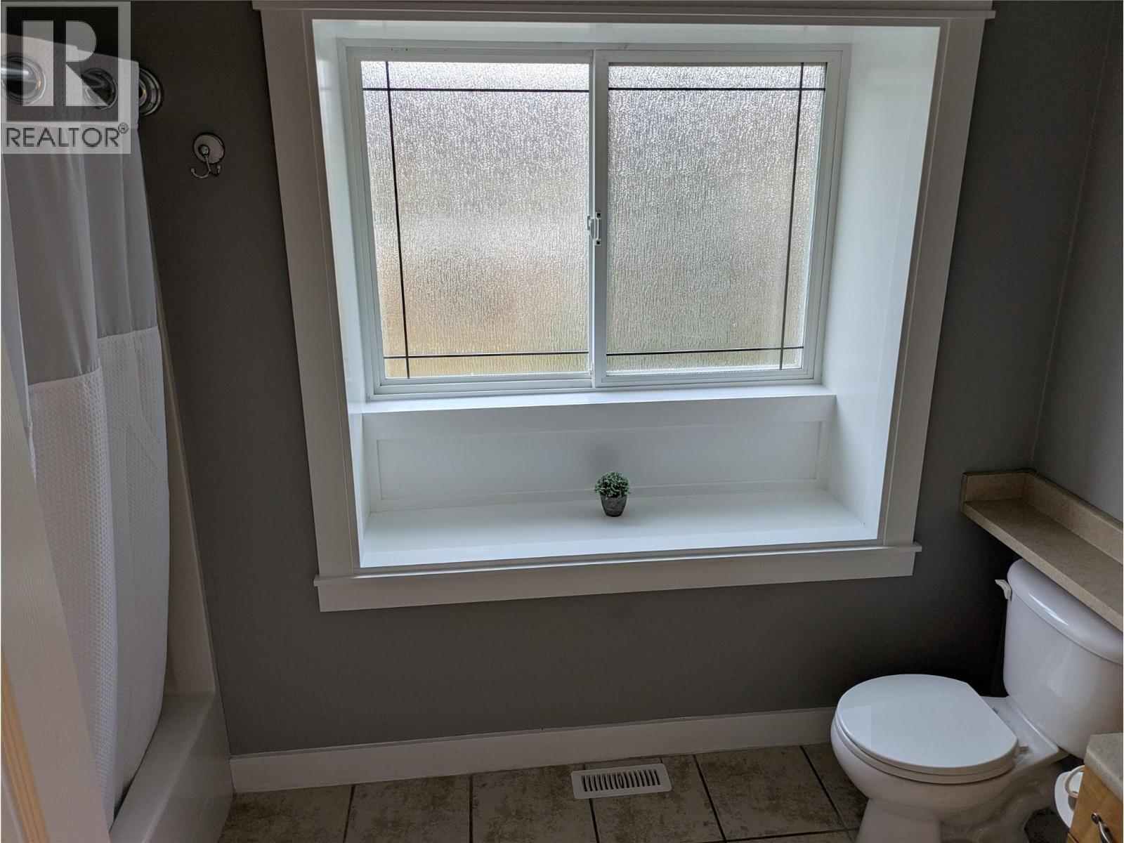 Second Level - 3576 Rose Road, Kelowna, BC - Indoor Photo Showing Bathroom