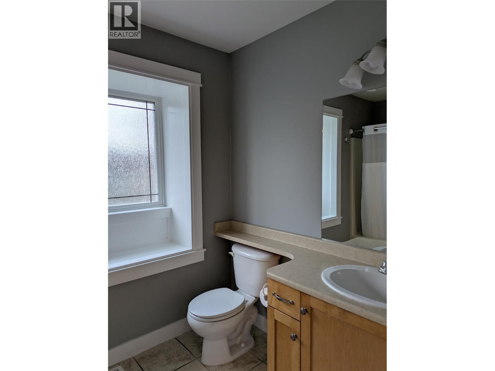 Second Level - 3576 Rose Road, Kelowna, BC - Indoor Photo Showing Bathroom