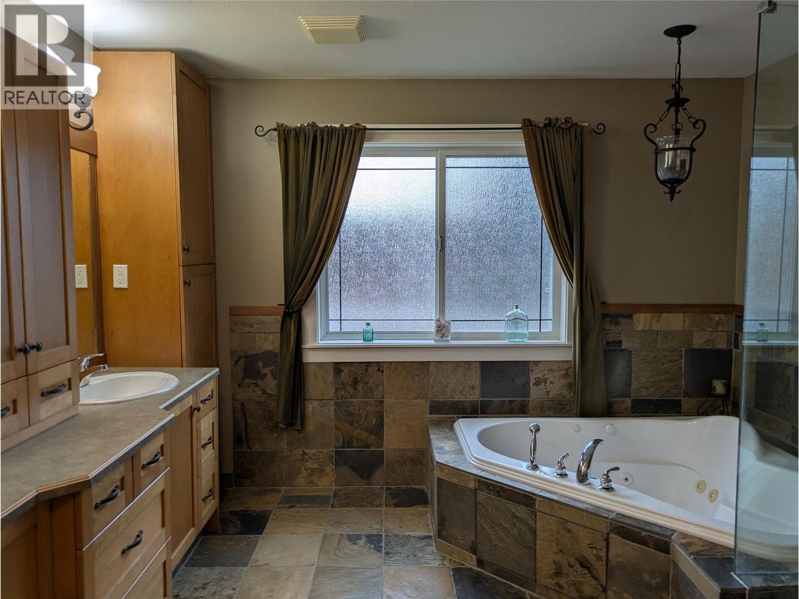 Second Level - 3576 Rose Road, Kelowna, BC - Indoor Photo Showing Bathroom