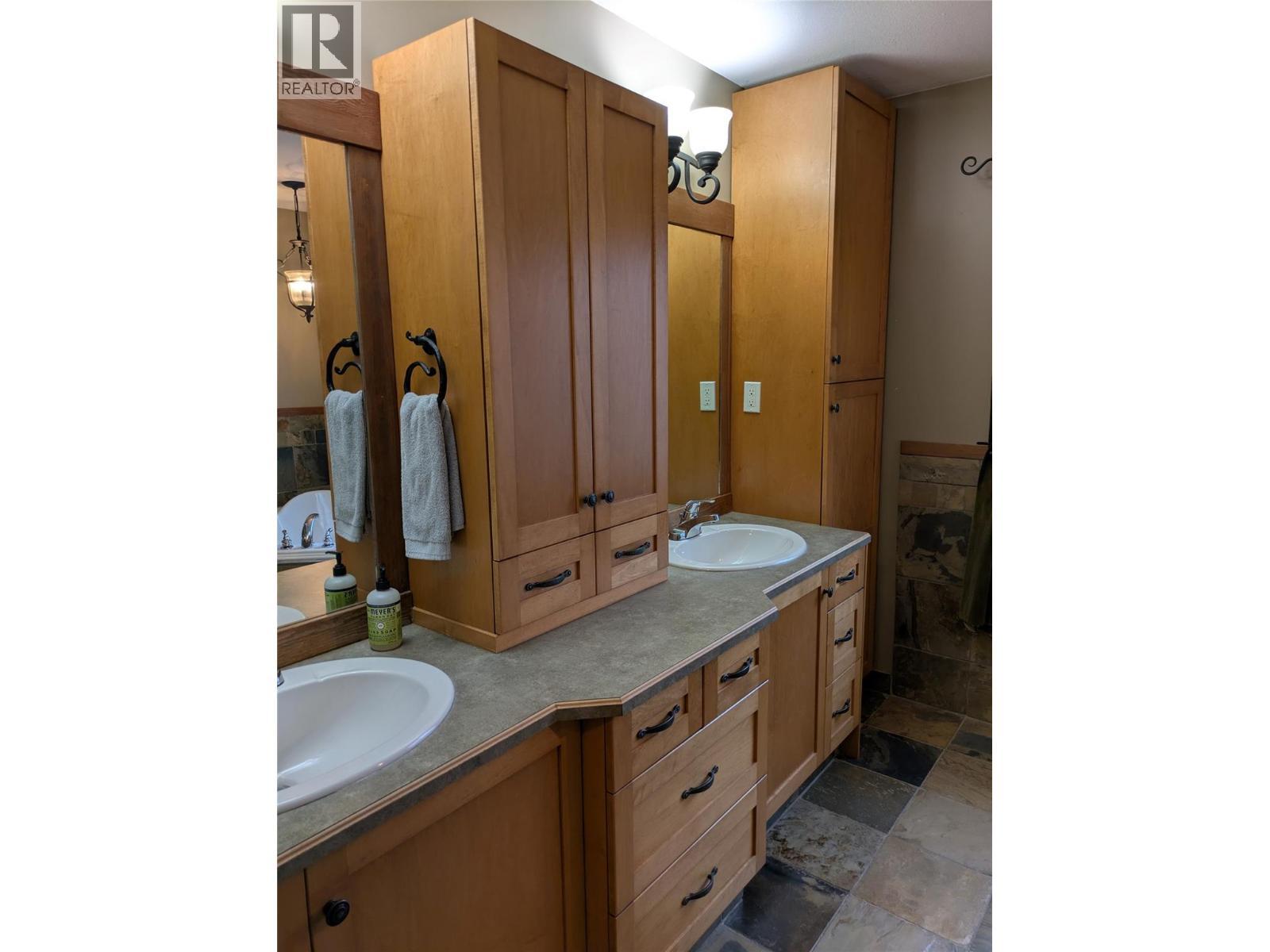 Second Level - 3576 Rose Road, Kelowna, BC - Indoor Photo Showing Bathroom