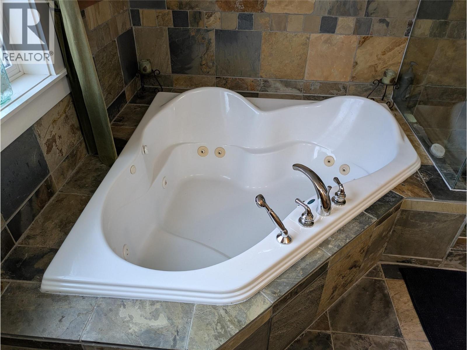 Second Level - 3576 Rose Road, Kelowna, BC - Indoor Photo Showing Bathroom