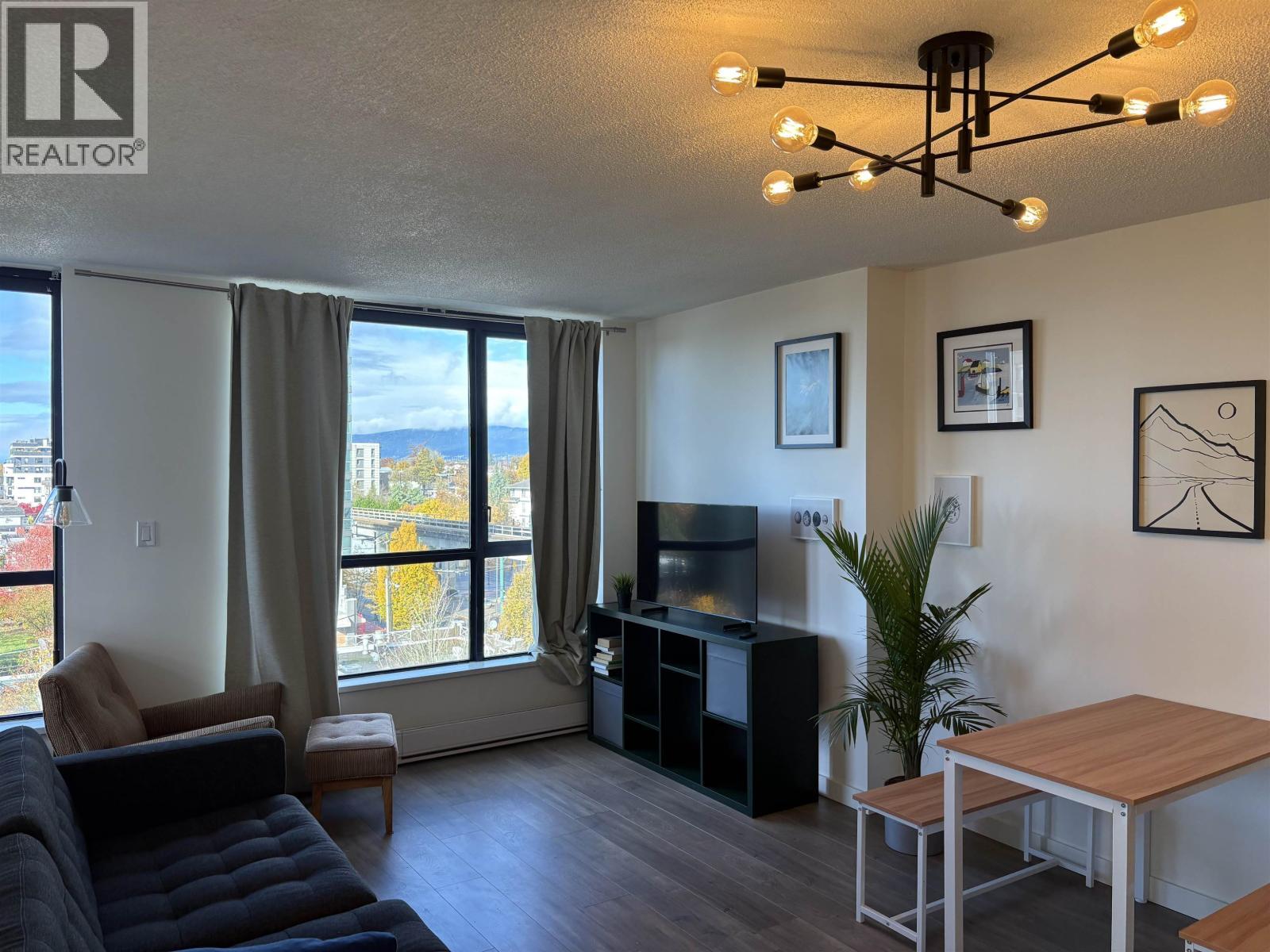 3438 Vanness Avenue, Vancouver, BC - Indoor Photo Showing Living Room