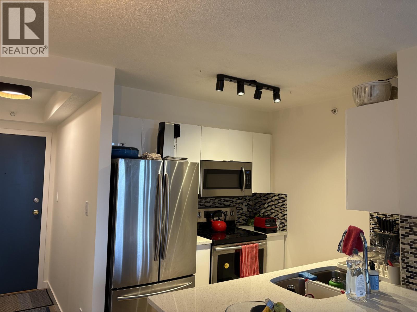 3438 Vanness Avenue, Vancouver, BC - Indoor Photo Showing Kitchen