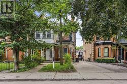 4 - 35 BEACONSFIELD AVENUE Toronto, ON M6J 3J1