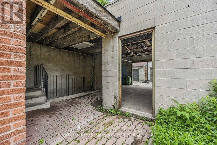 4 - 35 Beaconsfield Avenue, Toronto, ON - Indoor