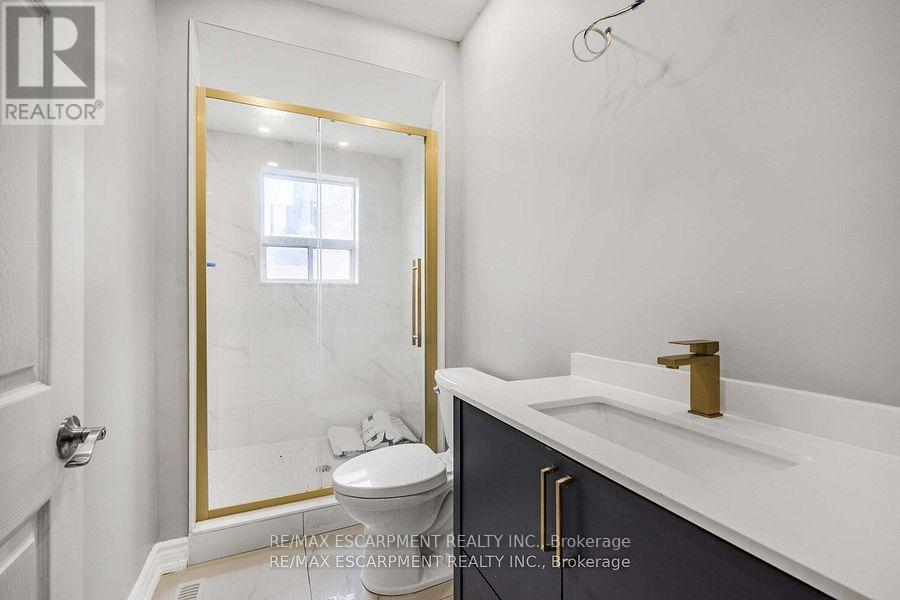 4 - 35 Beaconsfield Avenue, Toronto, ON - Indoor Photo Showing Bathroom