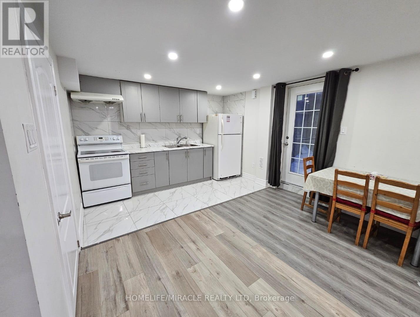 40 Judith Crescent, Brampton, ON - Indoor Photo Showing Kitchen