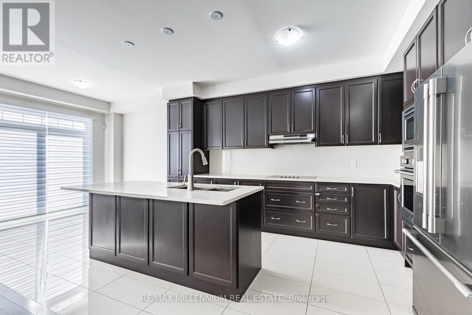 11 Spokanne Street, Brampton, ON - Indoor Photo Showing Kitchen With Upgraded Kitchen