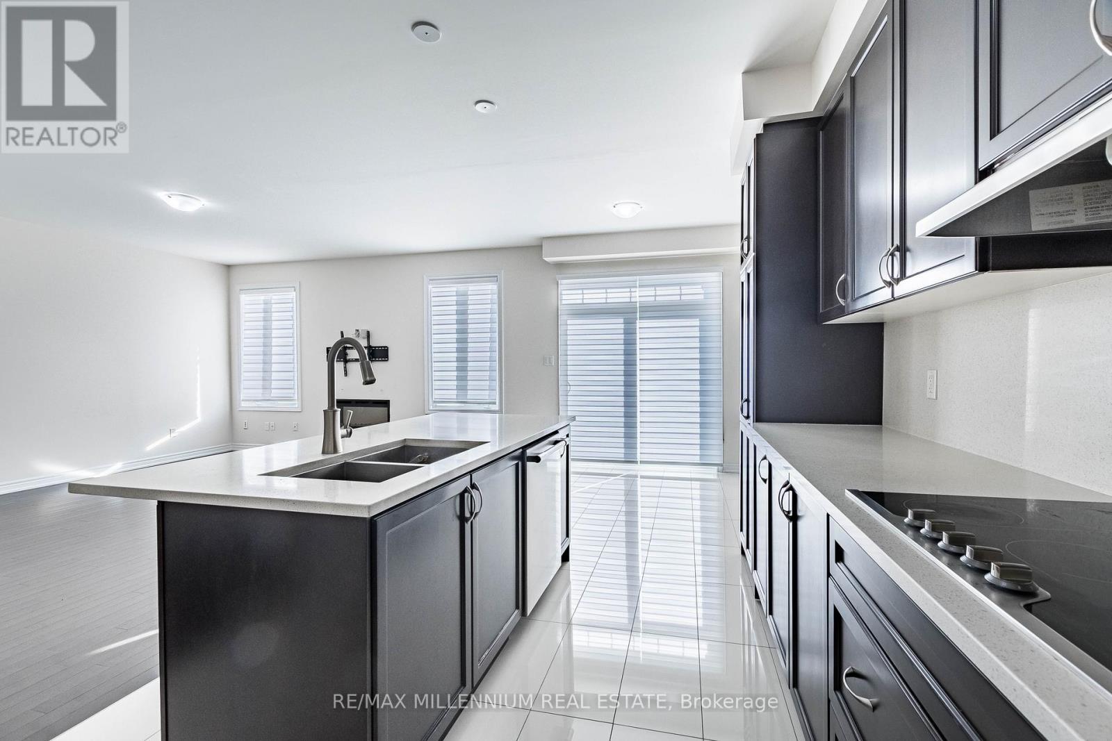 11 Spokanne Street, Brampton, ON - Indoor Photo Showing Kitchen With Double Sink With Upgraded Kitchen