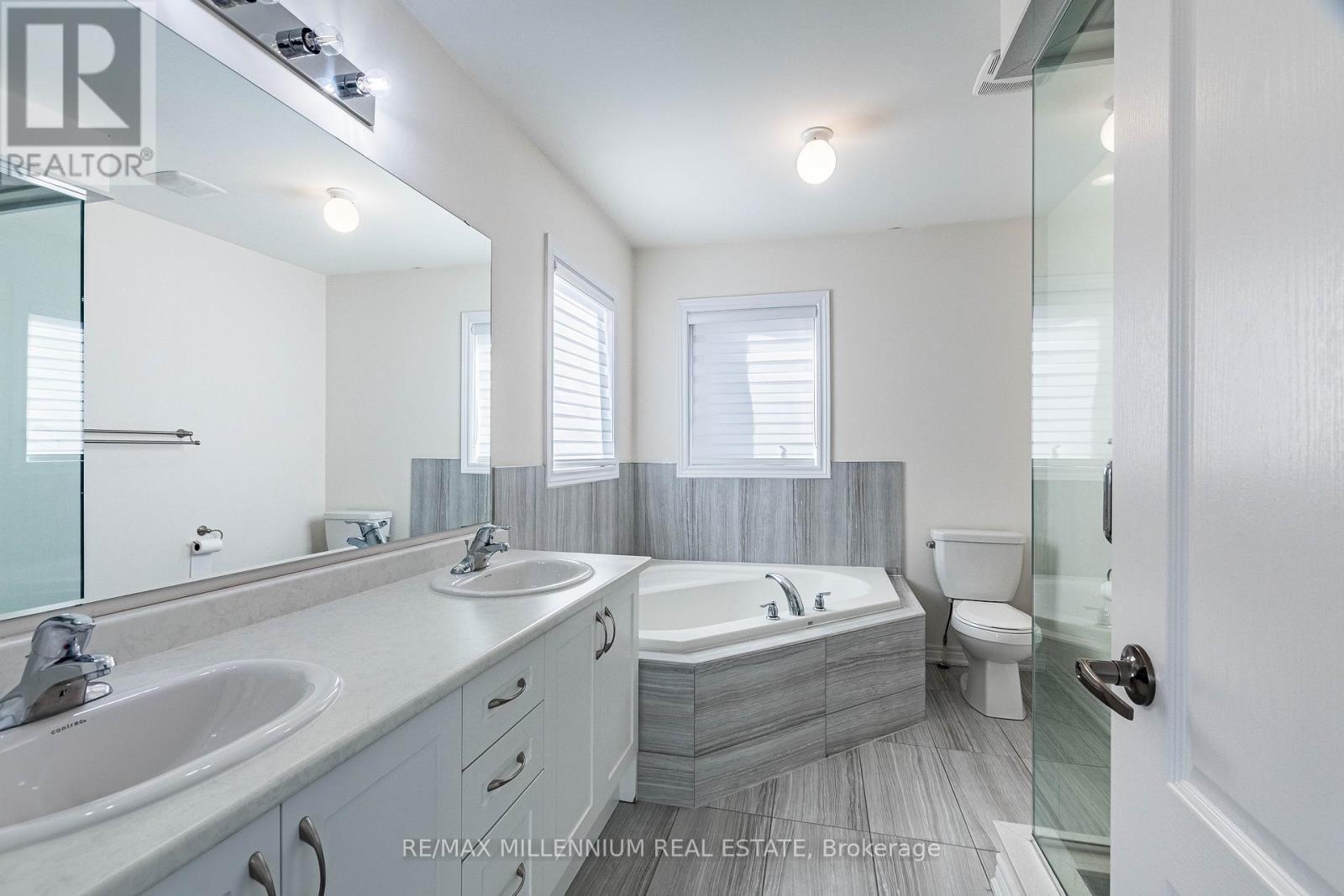 11 Spokanne Street, Brampton, ON - Indoor Photo Showing Bathroom