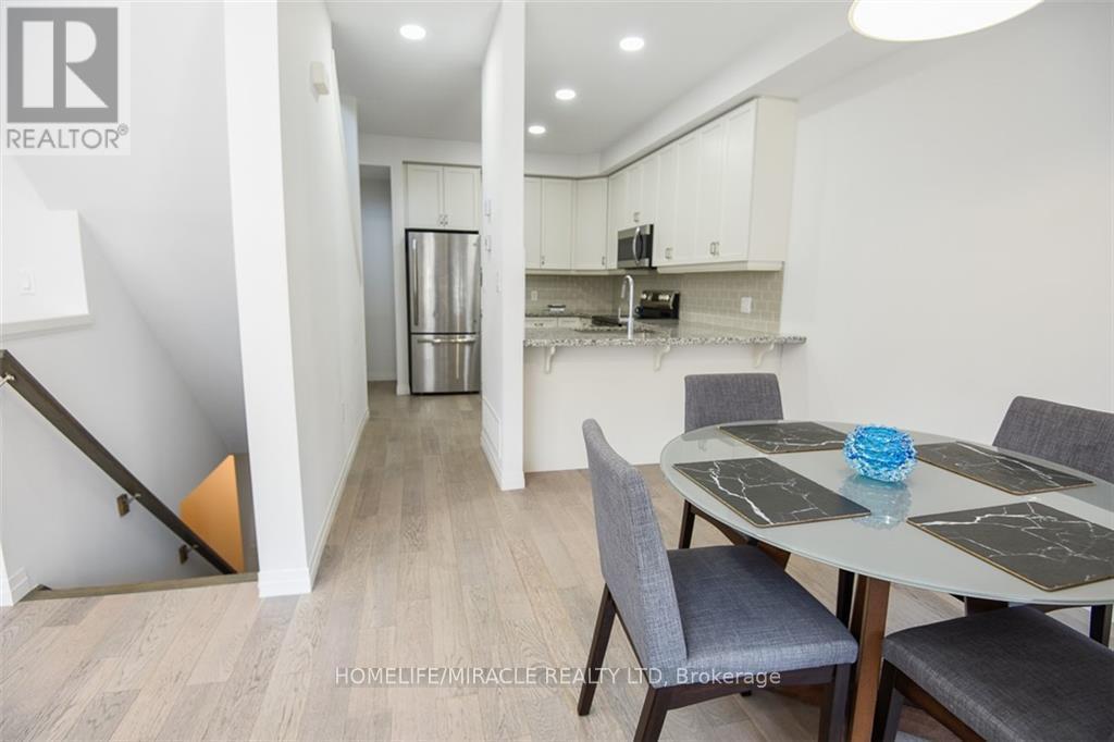 130 - 30 Times Square Boulevard, Hamilton, ON - Indoor Photo Showing Dining Room