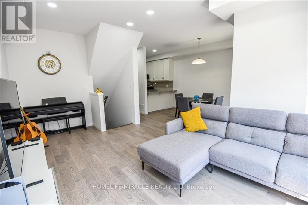 130 - 30 Times Square Boulevard, Hamilton, ON - Indoor Photo Showing Living Room