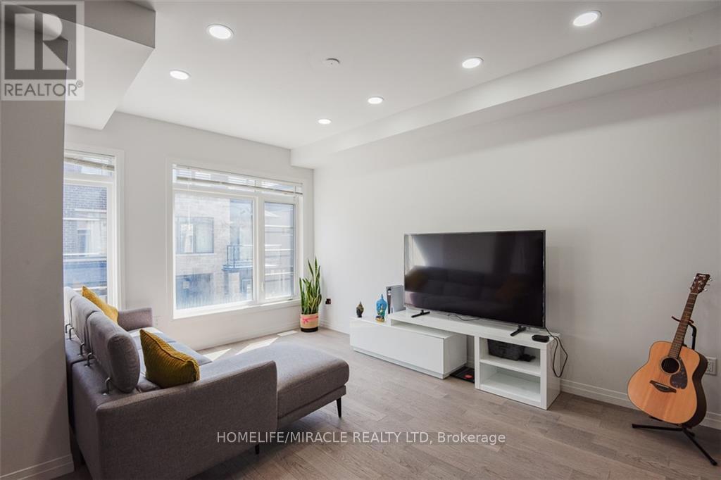 130 - 30 Times Square Boulevard, Hamilton, ON - Indoor Photo Showing Living Room