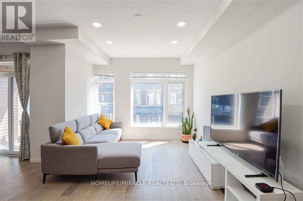 130 - 30 Times Square Boulevard, Hamilton, ON - Indoor Photo Showing Living Room