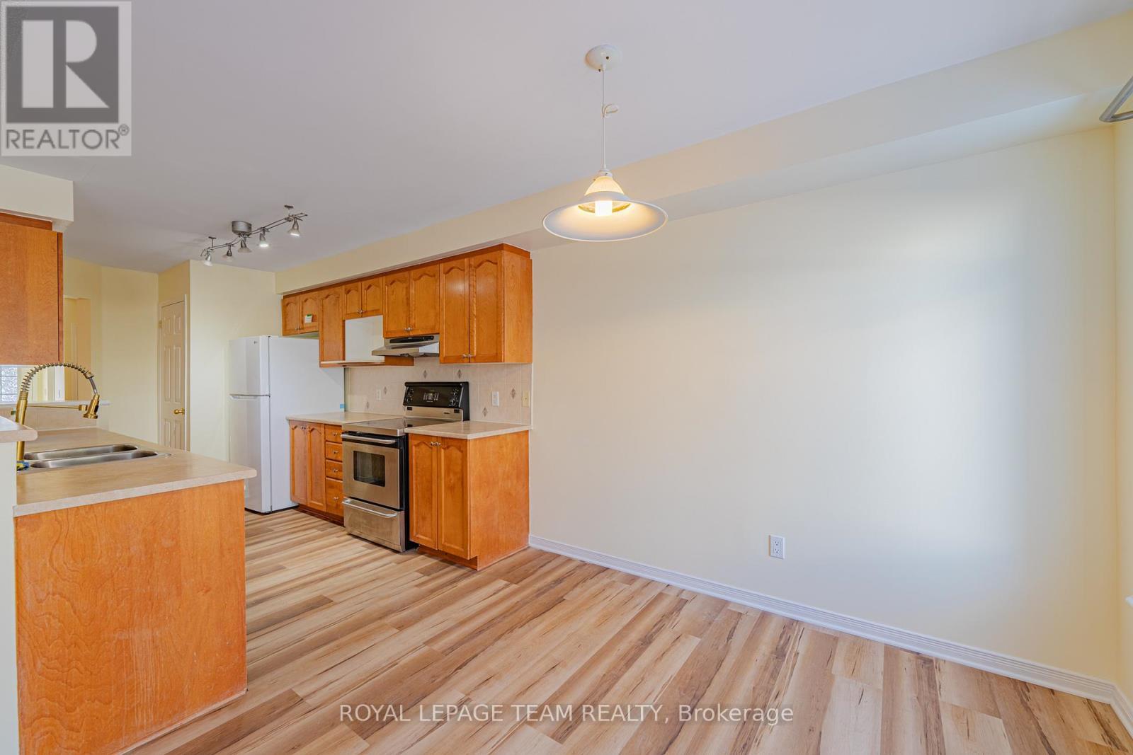 184 Deercroft Avenue, Ottawa, ON - Indoor Photo Showing Kitchen With Double Sink
