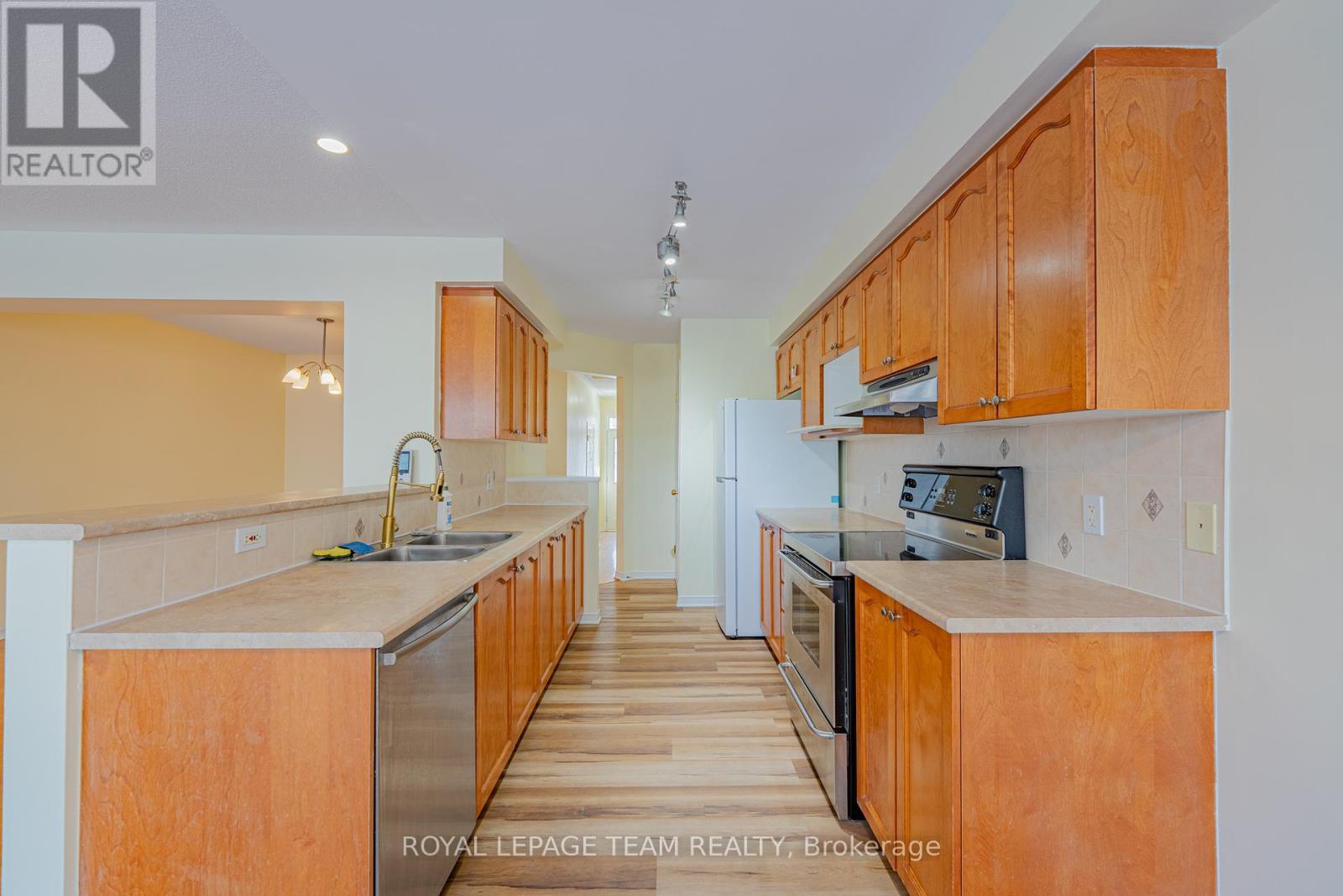 184 Deercroft Avenue, Ottawa, ON - Indoor Photo Showing Kitchen With Double Sink