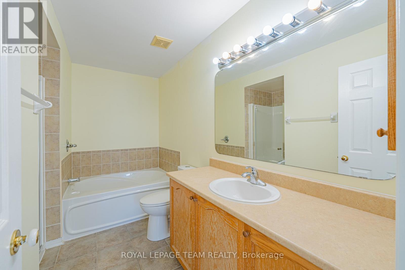 184 Deercroft Avenue, Ottawa, ON - Indoor Photo Showing Bathroom