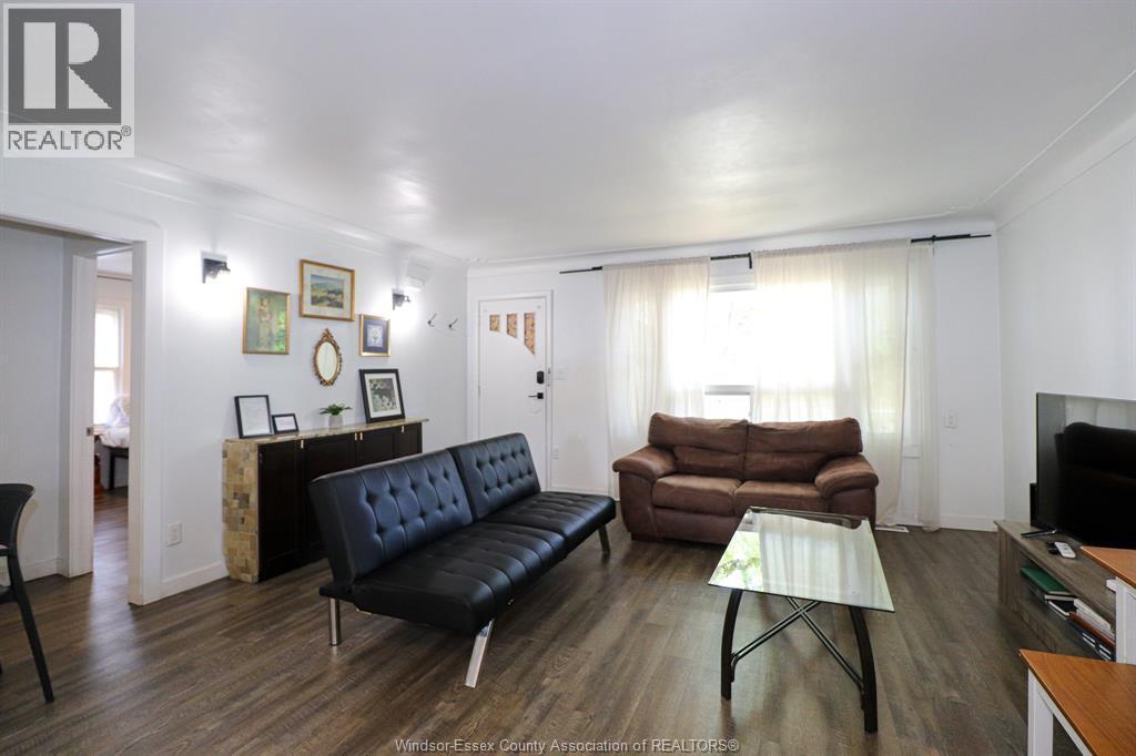 3504 Barrymore, Windsor, ON - Indoor Photo Showing Living Room