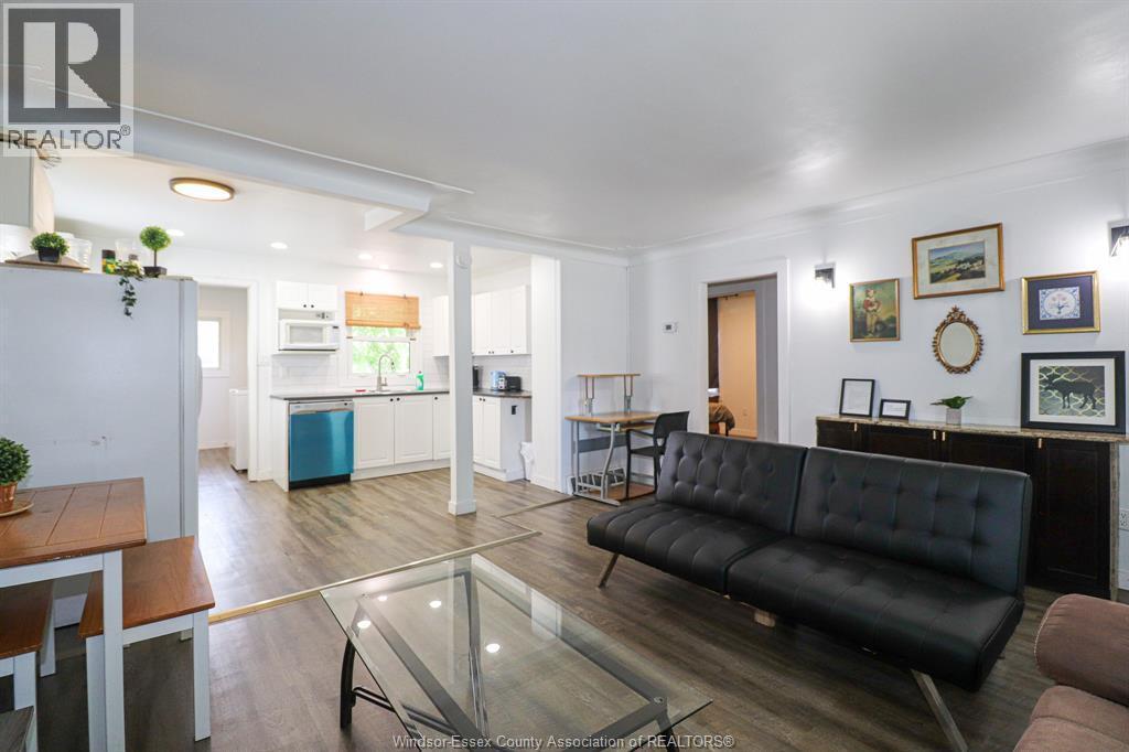 3504 Barrymore, Windsor, ON - Indoor Photo Showing Living Room