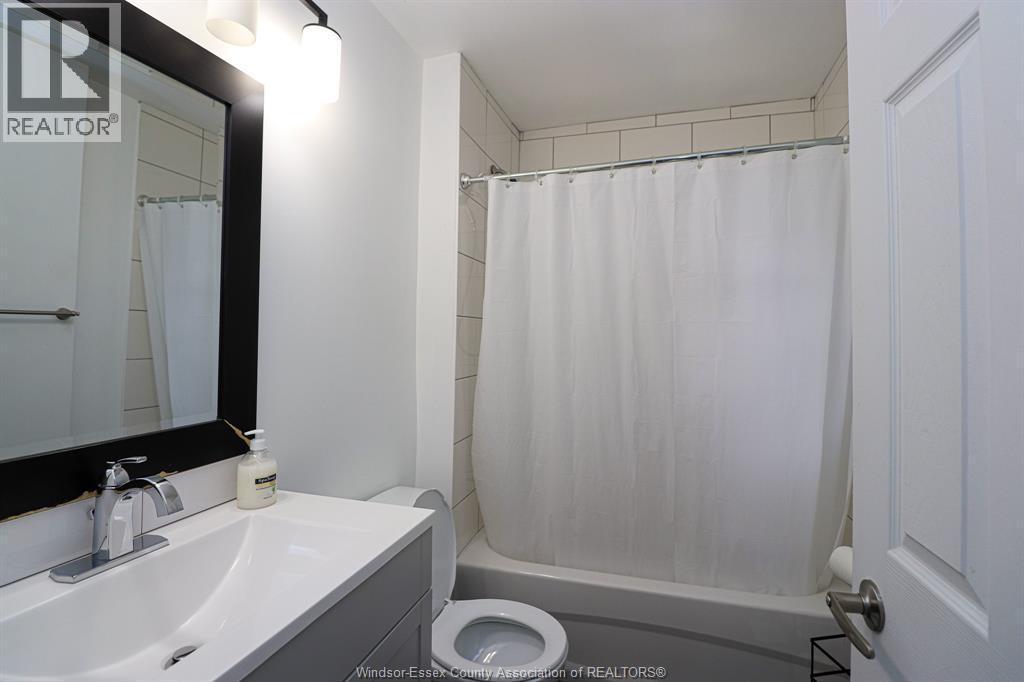 3504 Barrymore, Windsor, ON - Indoor Photo Showing Bathroom