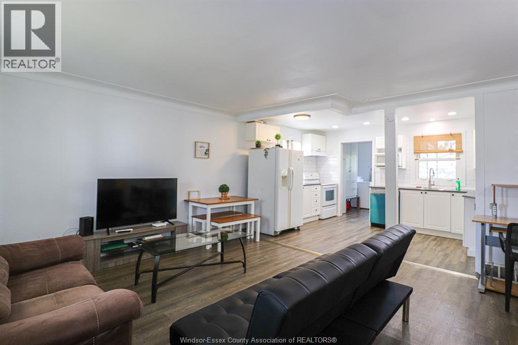 3504 Barrymore, Windsor, ON - Indoor Photo Showing Living Room