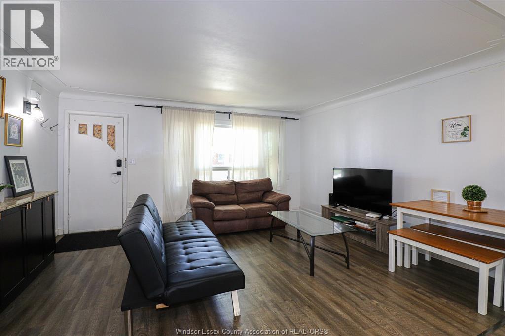 3504 Barrymore, Windsor, ON - Indoor Photo Showing Living Room