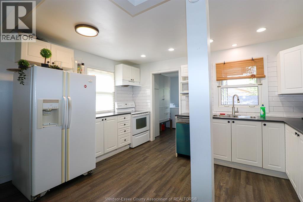 3504 Barrymore, Windsor, ON - Indoor Photo Showing Kitchen