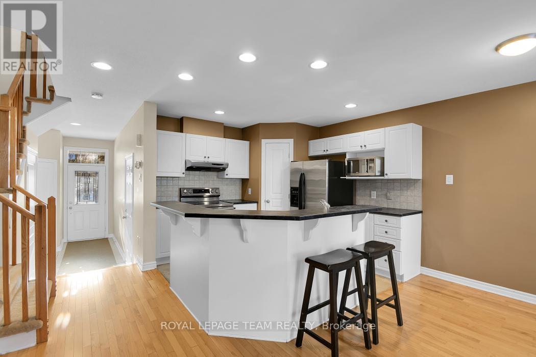 541 Salzburg Drive, Ottawa, ON - Indoor Photo Showing Kitchen With Upgraded Kitchen