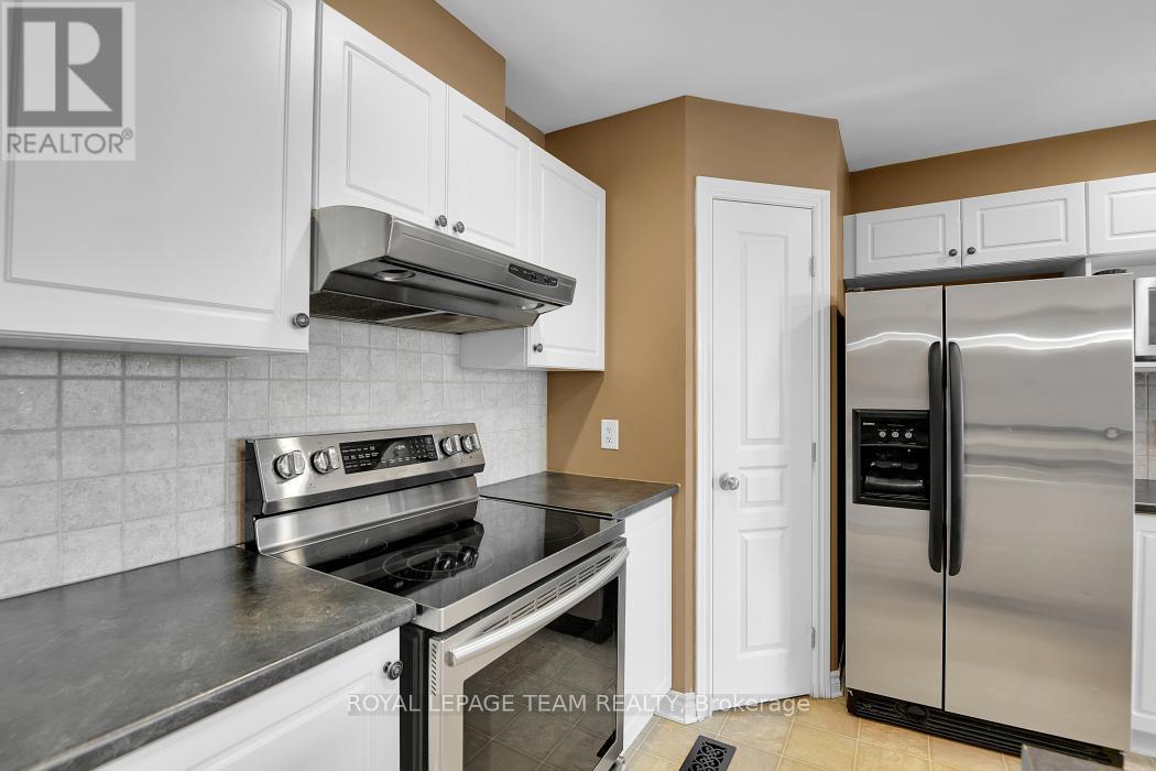 541 Salzburg Drive, Ottawa, ON - Indoor Photo Showing Kitchen