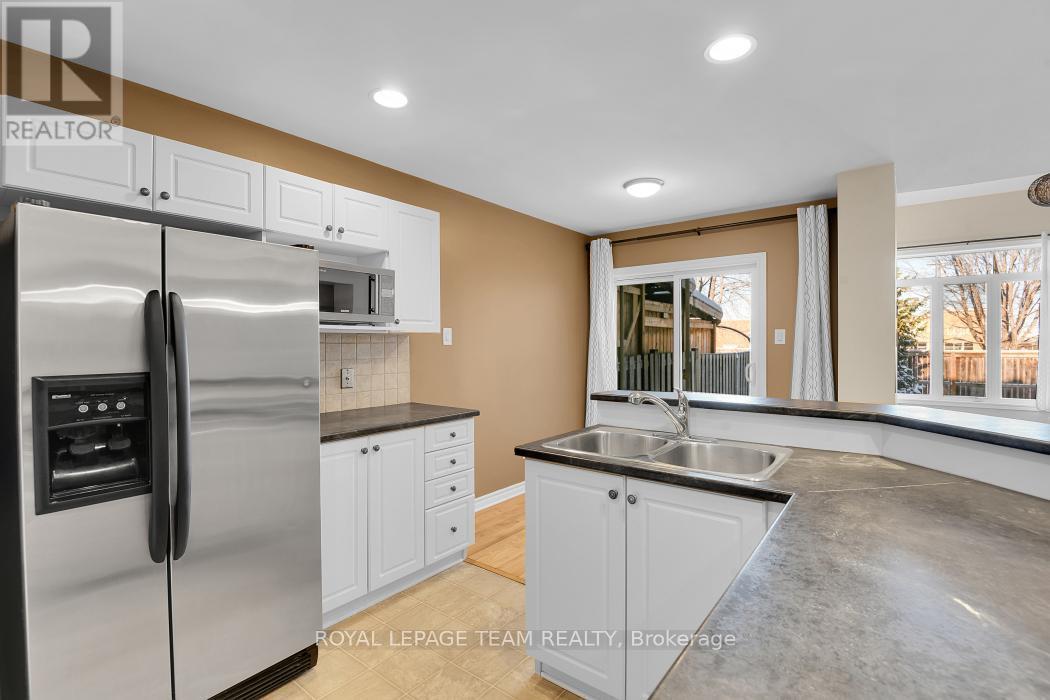 541 Salzburg Drive, Ottawa, ON - Indoor Photo Showing Kitchen With Double Sink