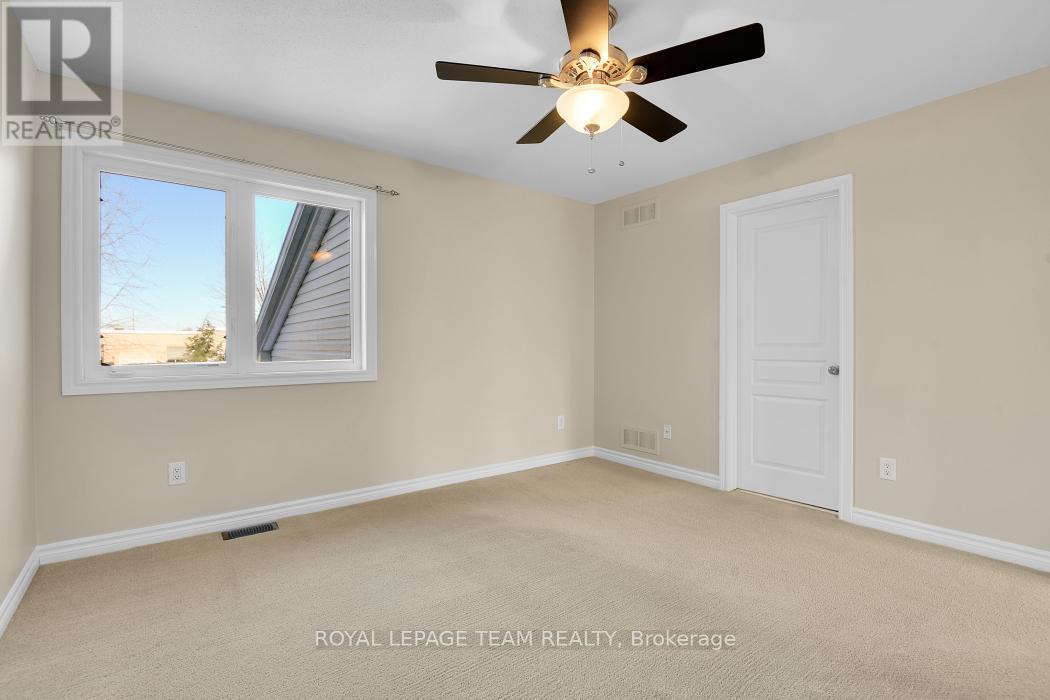 541 Salzburg Drive, Ottawa, ON - Indoor Photo Showing Other Room