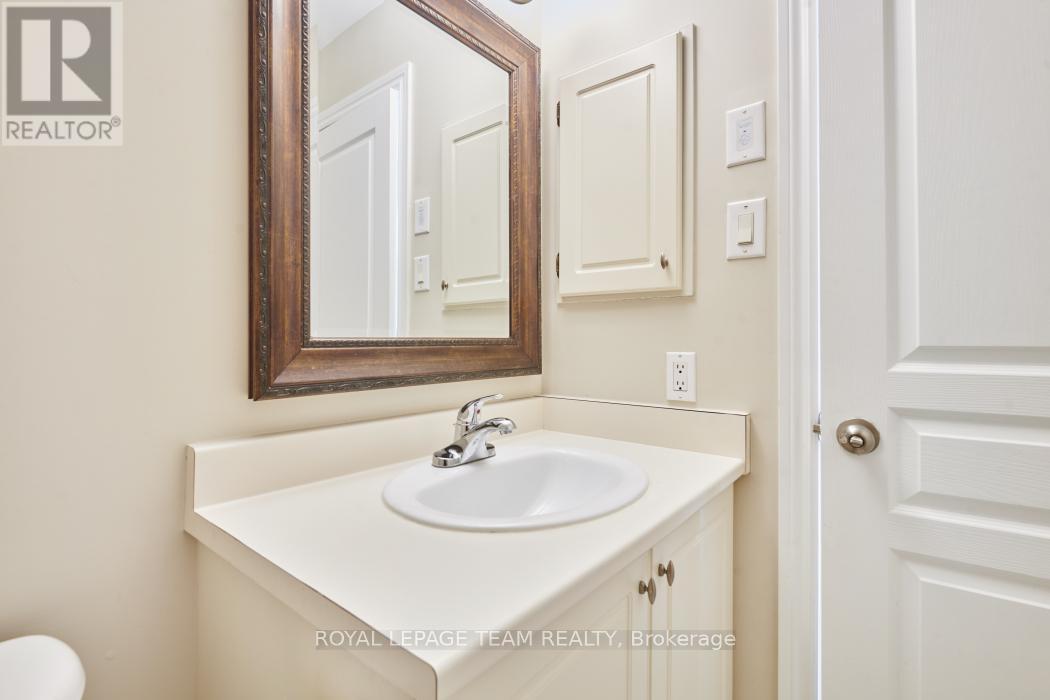541 Salzburg Drive, Ottawa, ON - Indoor Photo Showing Bathroom