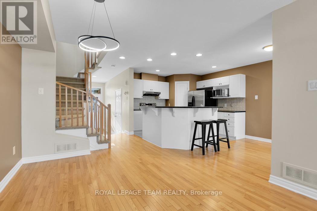 541 Salzburg Drive, Ottawa, ON - Indoor Photo Showing Kitchen