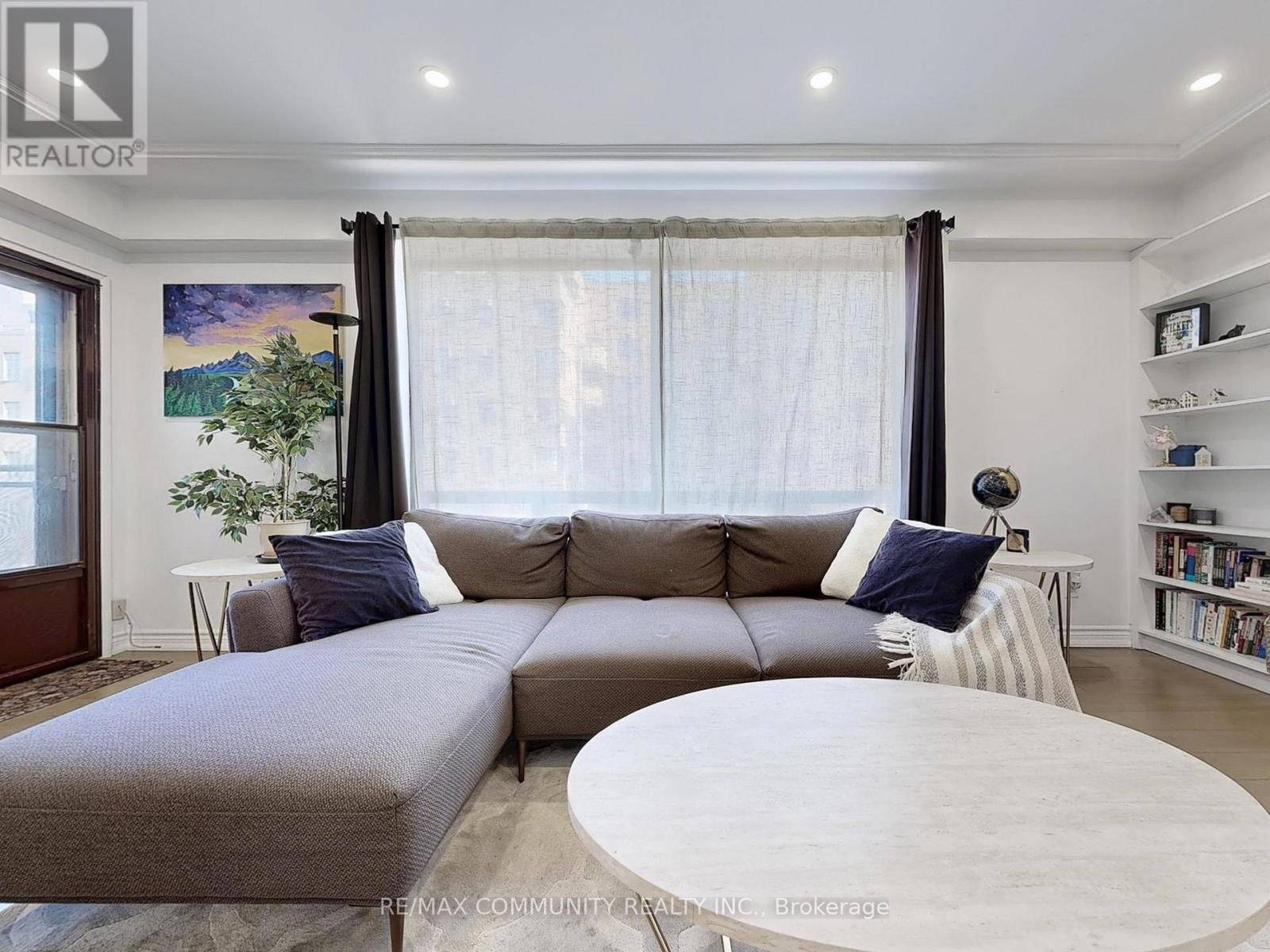 309 - 740 Eglinton Avenue W, Toronto, ON - Indoor Photo Showing Living Room