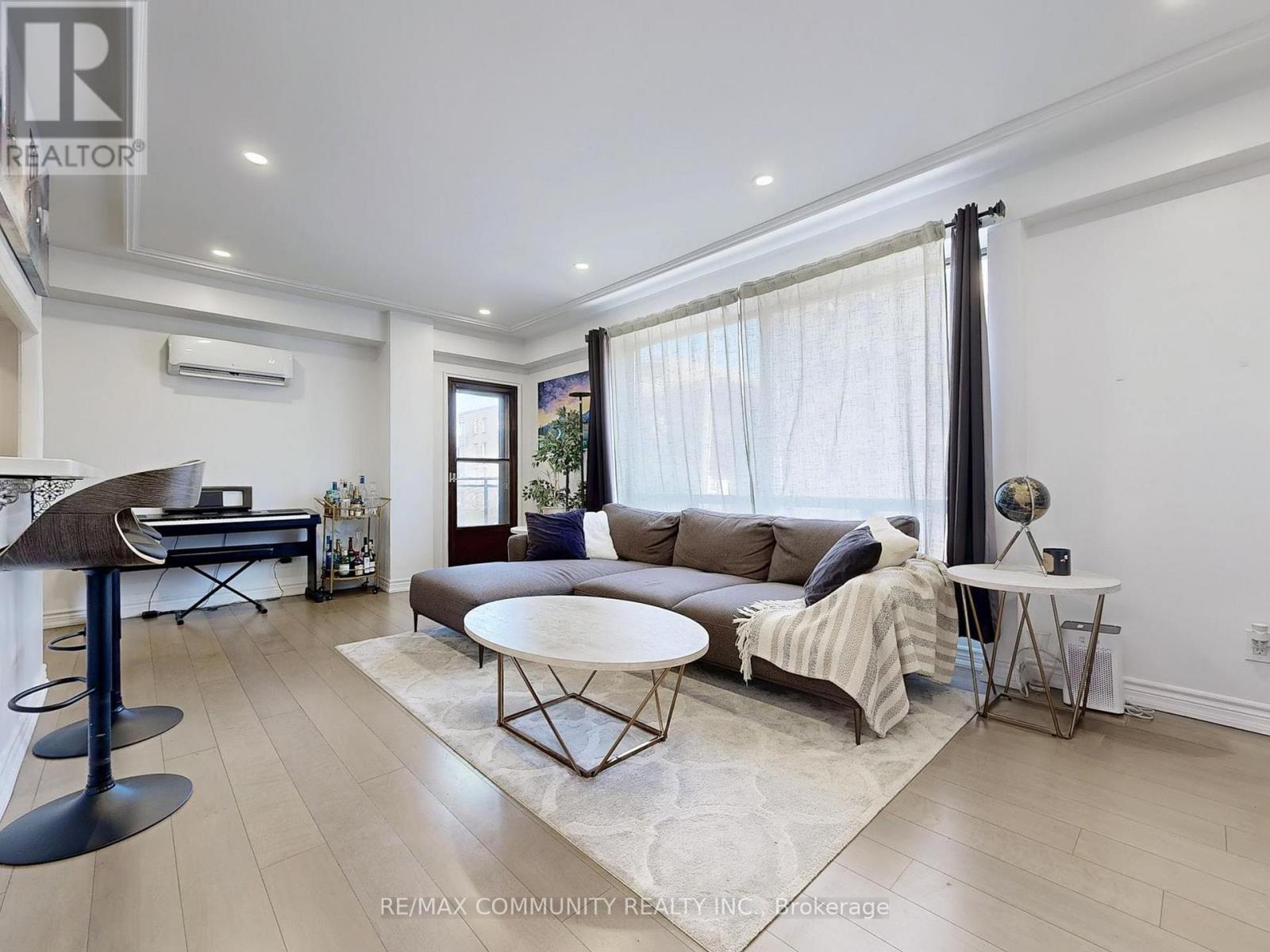 309 - 740 Eglinton Avenue W, Toronto, ON - Indoor Photo Showing Living Room