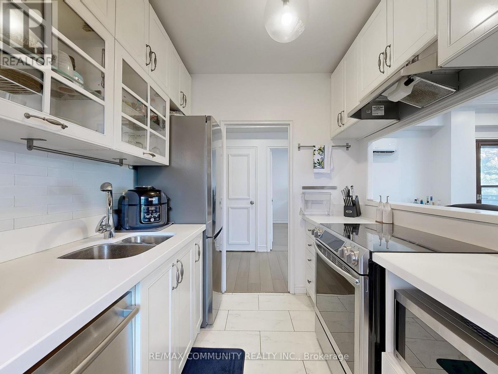 309 - 740 Eglinton Avenue W, Toronto, ON - Indoor Photo Showing Kitchen With Double Sink