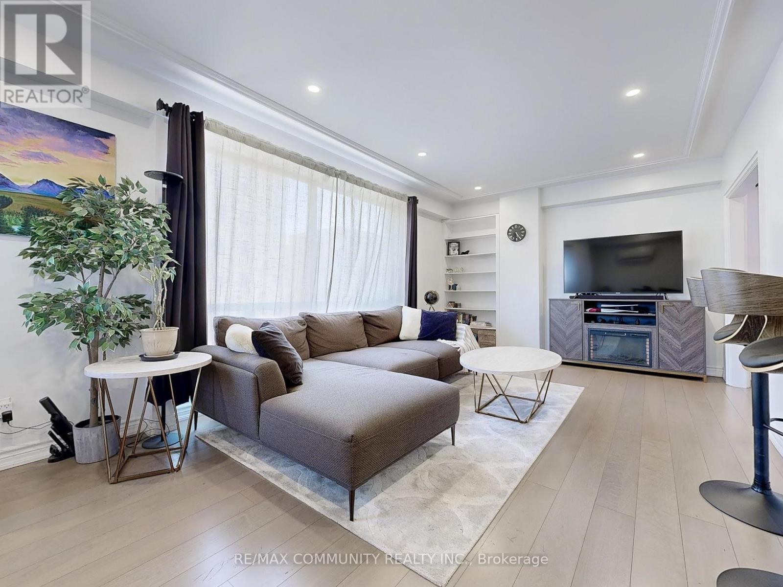 309 - 740 Eglinton Avenue W, Toronto, ON - Indoor Photo Showing Living Room