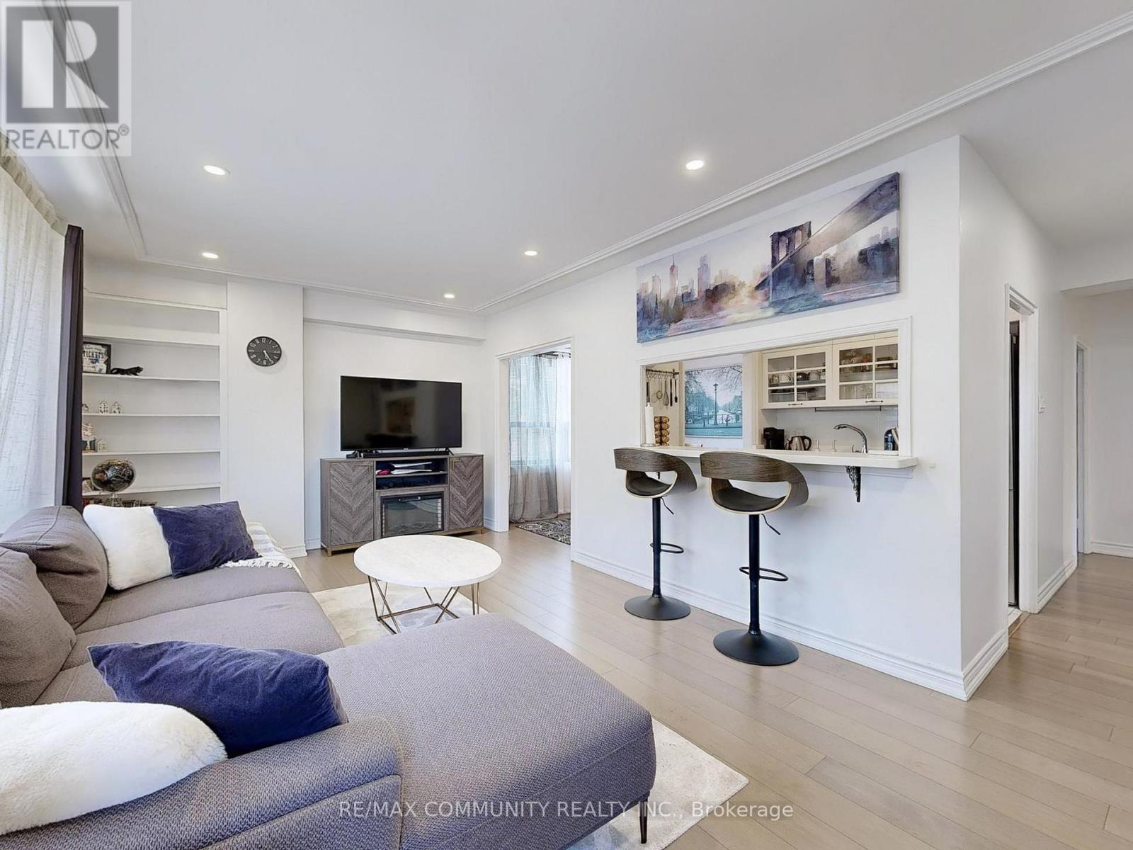 309 - 740 Eglinton Avenue W, Toronto, ON - Indoor Photo Showing Living Room