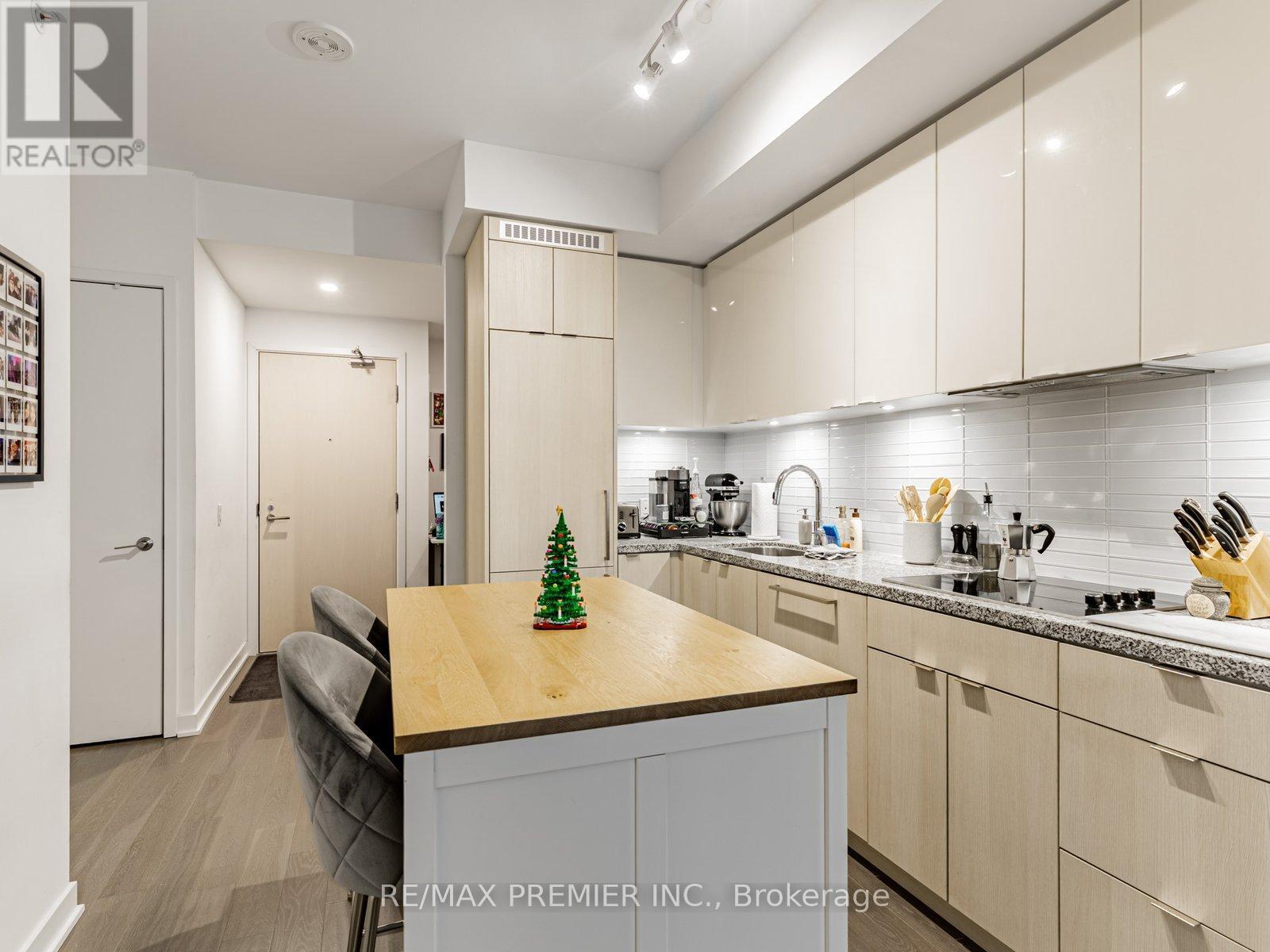 617 - 115 Blue Jays Way, Toronto, ON - Indoor Photo Showing Kitchen With Upgraded Kitchen