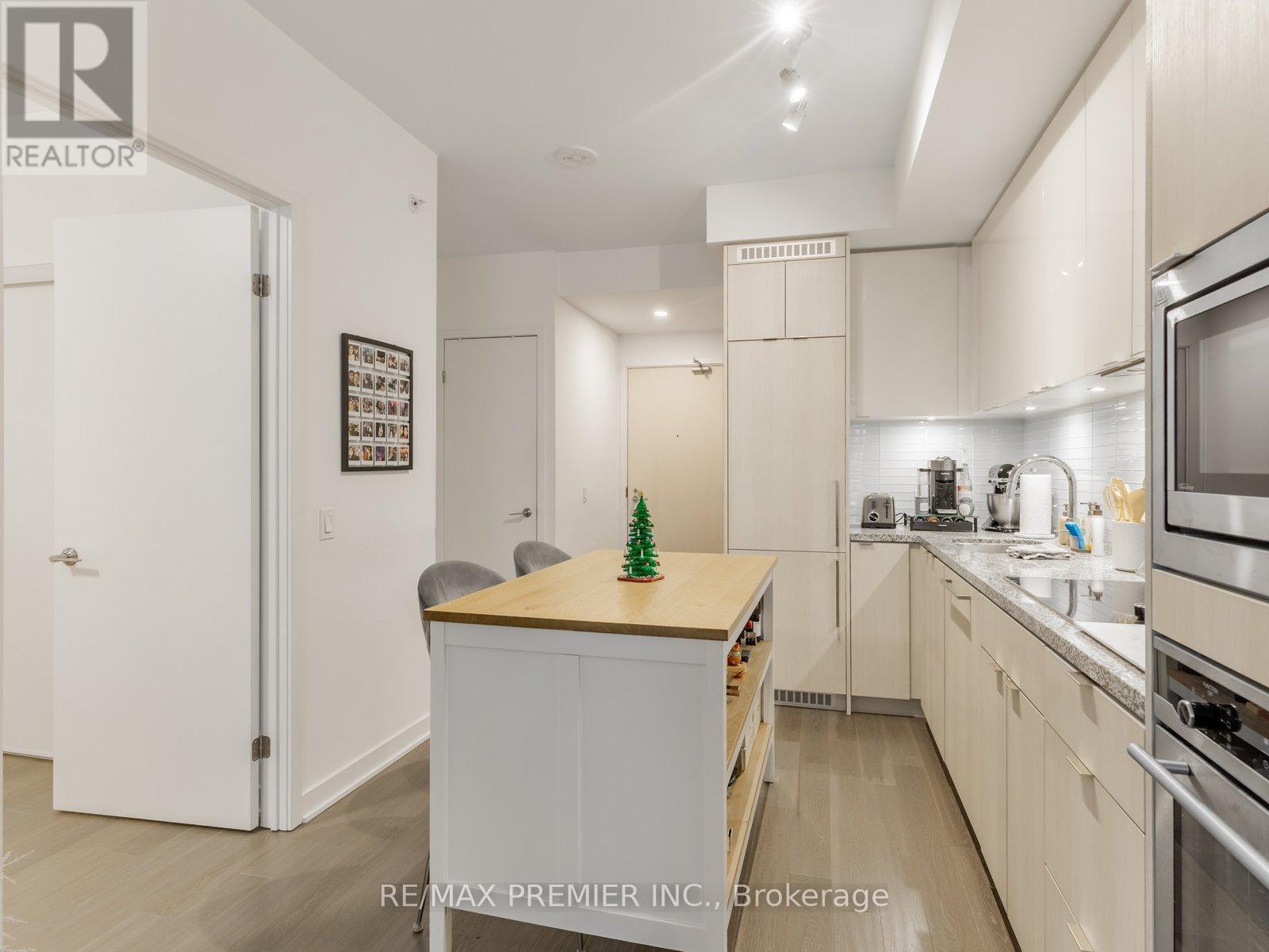 617 - 115 Blue Jays Way, Toronto, ON - Indoor Photo Showing Kitchen With Upgraded Kitchen