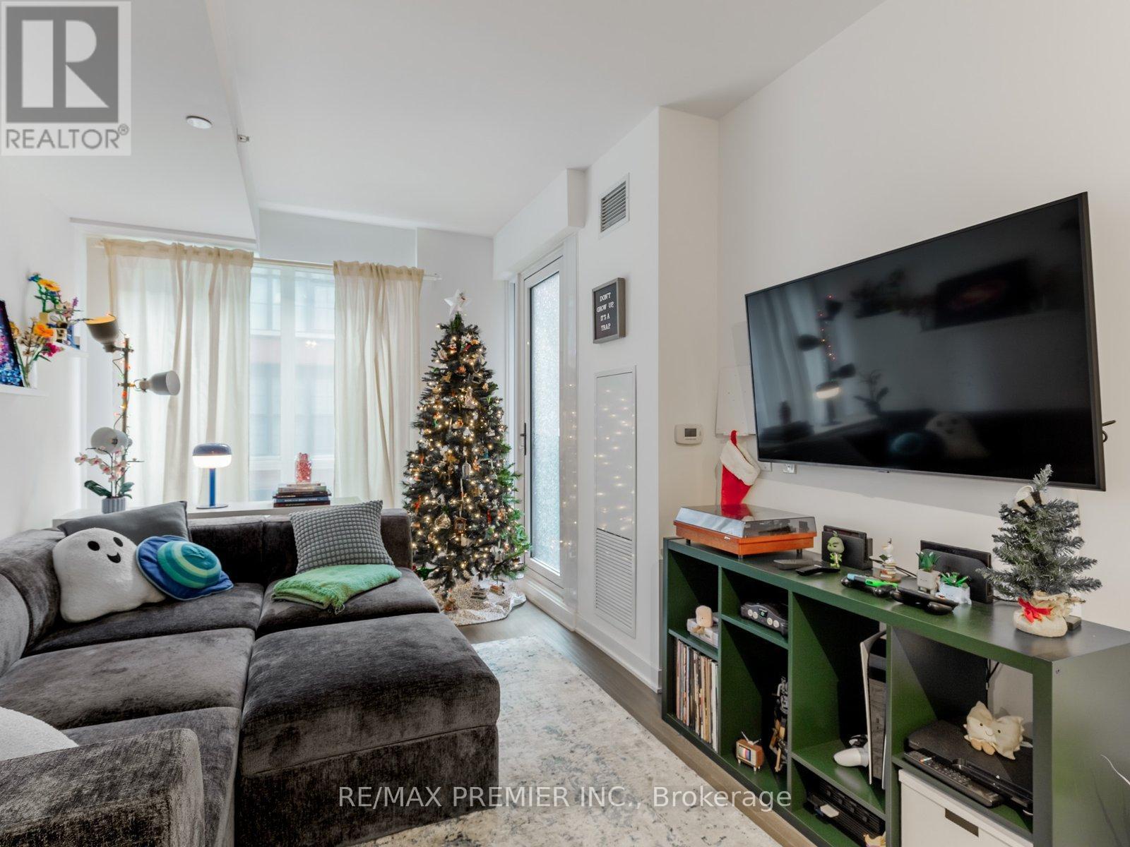 617 - 115 Blue Jays Way, Toronto, ON - Indoor Photo Showing Living Room