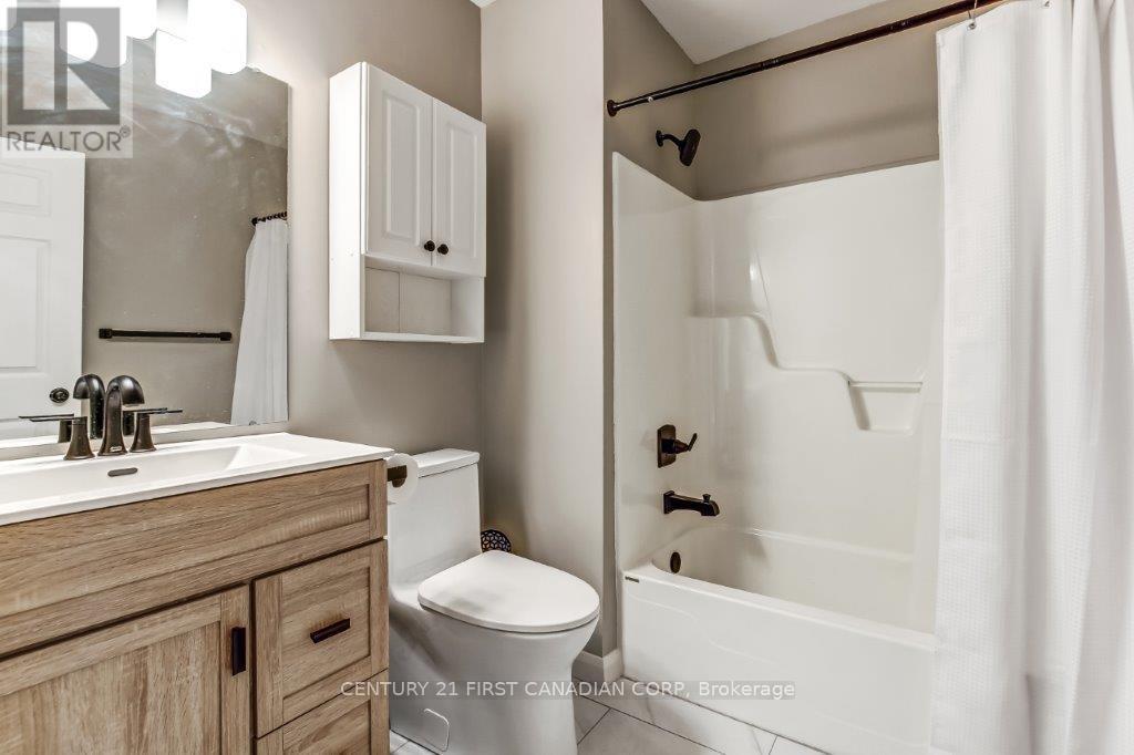 2 - 609 Colborne Street, London East (East F), ON - Indoor Photo Showing Bathroom